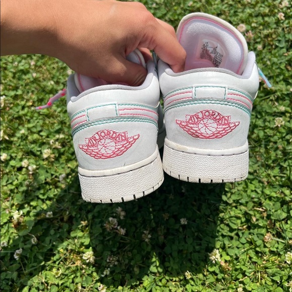 Air Jordans 1 Low - Picture 6 of 7